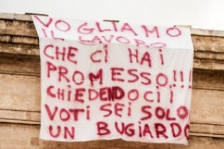 Lo striscione di denuncia appeso dagli operai in protesta